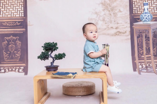 广州包生男孩的试管医院宝宝边吃奶边挣扎烦躁